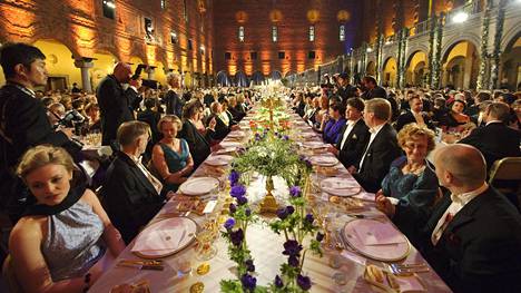 Nobelistit saavat palkintonsa Skandinavian tarkimmin varjelluissa juhlissa – suora lähetys käynnissä