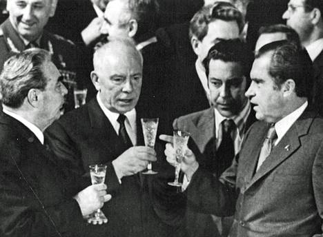 Vielä kerran maljat: tutuksi käyneen tavan mukaan Nixon kilisti laseja Brezhnevin ja Podgornyin kanssa periaatejulistuksen ja julkilausuman allekirjoituksen jälkeen. 