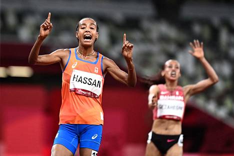Sifan Hassan tuuletti toista olympiavoittoaan Tokiossa. Hän jätti vajaan sekunnin päähän toiseksi sijoittuneen Bahrainin 