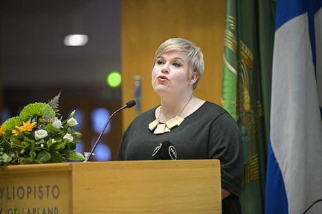 Keskustan puheenjohtaja, valtiovarainministeri Annika Saarikko puhui lauantaina Rovaniemellä.