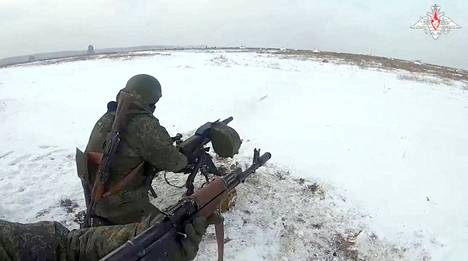 Venäjän puolustusministeriön maanantaina julkaisemassa kuvassa on venäläisiä sotilaita osallistumassa Venäjän ja Valko-Venäjän yhteisiin sotaharjoituksiin Valko-Venäjän maaperällä.