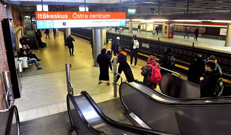 Kansanedustajaehdokasta solvattiin ja tönittiin hänen mukaansa Itäkeskuksen metroasemalla. Kuvassa Itäkeskuksen metrolaituri maanantaina.