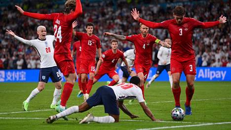 EM-jalkapallo | Espanjalaislehti leimasi kaatuilevan Englannin teko­pyhäksi, britit vastasivat ironisella vitsillä