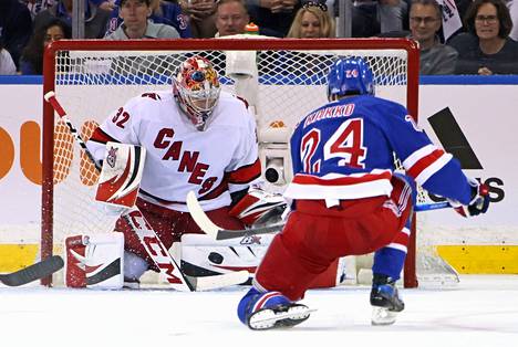 Carolina Hurricanesin maalivahti Antti Raanta torjui New York Rangersin hyökkääjän Kaapo Kakon laukauksen NHL:n itäisen konferenssin välierien kolmannessa ottelussa Manhattanilla sunnuntaina.