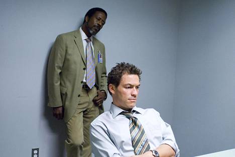 Tv-sarja Langalla kertoo Baltimoren kaupungin poliiseista. Sarjan keskeisissä rooleissa näyttelevät Clarke Peters (vas.) ja Dominic West.