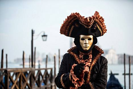 Juhlija Venetsian karnevaaleilla viime helmikuussa.