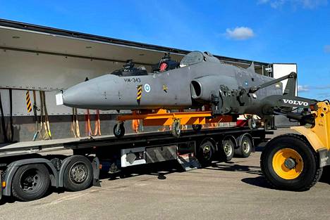 Kuvassa on Hawk Mk 51, joka siirrettiin jo aiemmin Puolustusvoimien logis­tiikkalaitoksen varastosta purkuyrityksen toimitiloihin purkua ja osien lajittelua varten.