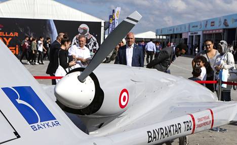 Turkki esitteli Bayraktareja kehittävää Baykar Makina -yritystä sekä TB2-lennokkeja Technofest-festivaalilla Istanbulissa syyskuussa 2018.