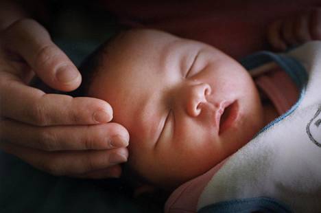 Laskeneet syntyvyysluvut ovat viime vuosina herättäneet runsaasti huolta. Kuvassa kahden päivän ikäinen tyttövauva Jorvin sairaalan synnytysosastolla.