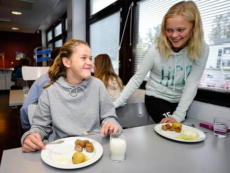Laajasalon koulun 7. luokkalaiset Henrietta Pauloff ja Aurelia Lehtinen kertovat kouluruuan maistuvan joka päivä.