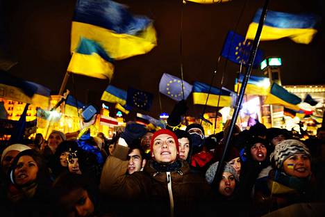 Ukraina ajatuksissamme -näyttely esittelee valokuvin Ukrainan menneisyyttä ja meneillään olevaa Venäjän hyökkäyssotaa. Lähentymistä Eurooppaan kannatettiin mielenosoituksessa marraskuussa 2013.