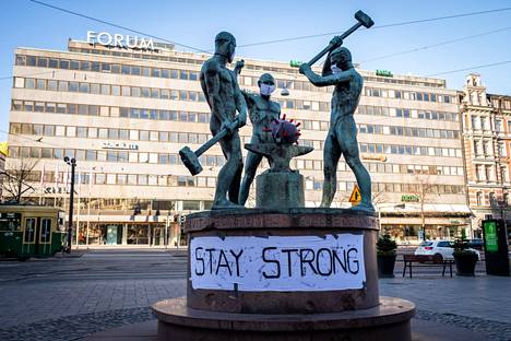 Kolmen sepän patsas lähes autioituneessa Helsingissä 31. maaliskuuta 2020.