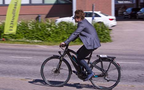Helsingin Sanomien toimittaja Jose Riikonen testasi sähköpyörää heinäkuussa 2017.