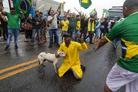 Polvistunut Lulan kannattaja keskusteli Bolsonaron kannattajien kanssa Itaboraissa.