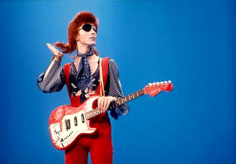 David Bowie esiintyi vuonna 1974 Hollannin television ohjelmassa silmälapun kanssa.