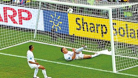 Englannin John Terry potkaisi pallon maalista EM-kisoissa. Ukrainan maalia ei hyväksytty, vaikka pallo ehti ylittää maaliviivan.