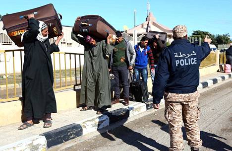 Egypti on kehottanut kansalaisiaan lähtemään Libyasta sen jälkeen, kun Isis yli viikko sitten Isis julkaisi videon 21 koptikristityn murhasta. Egyptiläiset ylittivät rajaa Libyasta Tunisiaan maanantaina.