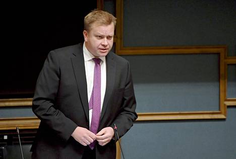 Puolustusministeri Antti Kaikkonen (kesk) eduskunnan suullisella kyselytunnilla viime viikon torstaina.