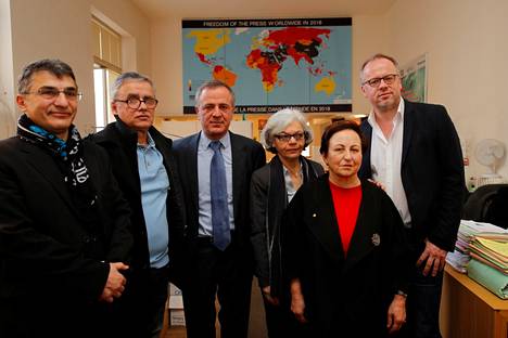Oppositioaktivisti ja kirjailija Iraj Mesdaghi (kolmas vasemmalta) helmikuussa 2019 Toimittajat ilman rajoja -järjestön tiloissa Pariisissa, Ranskassa. Vierellä oli muita iranilaisaktivisteja sekä RSF:n henkilökuntaa: Reza Moini, Taghi Rahmani, Monireh Baradaran, Shirin Ebadi ja Christophe Deloire.