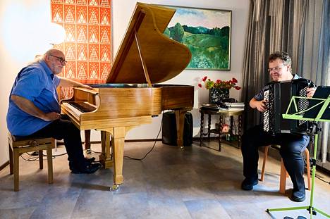 Pianisti Andy Emler ja harmonikansoittaja Veli Kujala improvisoivat Koivupään viimeisessä kotikonsertissa.