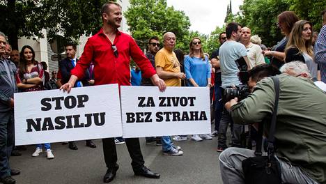Tutkivaa journalistia ammuttiin Montenegrossa – sadat protestoivat kaduilla
