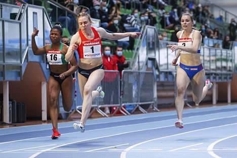 Lotta Kemppinen juoksee 60 metrin Suomen mestariksi Kuopiohallissa. Anniina Kortetmaa (oik.) on toinen ja Johanna Kylmänen (vas.) kolmas.