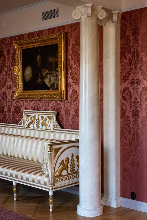 Juhlasalin pylväät ovat alun perin jykevöittäneet Amos Andersonin makuuhuonetta. Idea niihin tuli peräti Versailles’ta. Silkkitapetti on hyvin lähellä alkuperäistä. Pylvässalin sisustus on koottu Andersonin kodin kadonneista osista. 