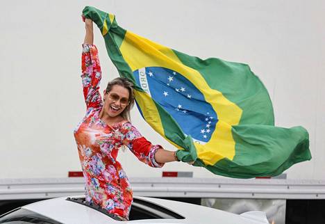 Jair Bolsonaron kannattaja heilutti Brasilian lippua Florianopolisin lähistöllä valtatiellä  järjestetyssä protestissa maanantaina.