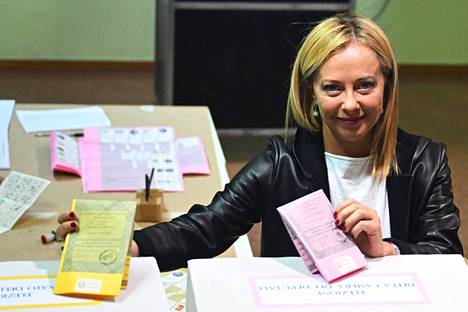 Italian veljet -puolueen puheenjohtaja Giorgia Meloni äänesti Roomassa sunnuntaina.