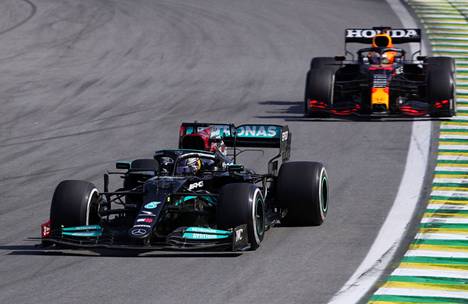 Lewis Hamilton onnistui ohittamaan Max Verstappenin Brasialiassa.