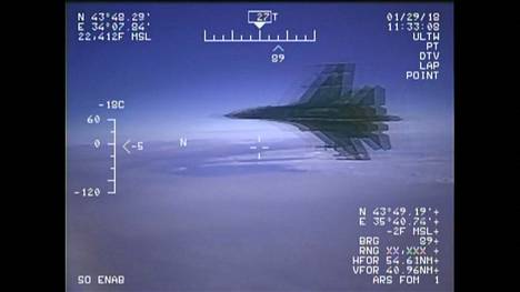 Venäjän Suhoi-hävittäjä häiritsi USA:n valvontalentokonetta Mustallamerellä – video näyttää, että hävittäjä lensi todella lähellä