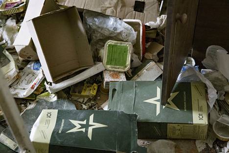 Захваченные россиянами здания всегда полны мусора. В первую очередь, всевозможных упаковок. Мика Ранта / HS
