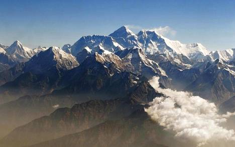 Mount Everest ja ympäröiviä huippuja kuvattuna lentokoneesta vuonna 2010.