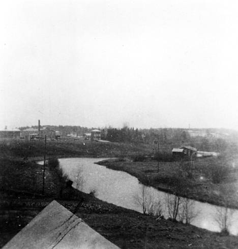The Söderling mill, completed in 1935, is shown on the left.  Next to it are the buildings of Tikkurila Silkkitehtaa.  Villa Söderbota has not been built yet. 