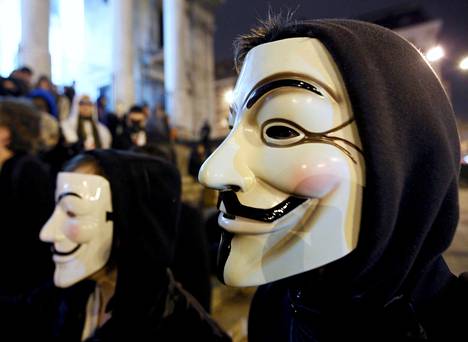 Anonymous-ryhmittymän käyttämään Guy Fawkes -naamariin pukeutunut mielenosoittaja Brysselissä vuonna 2012. Anonymous on väitetysti tehnyt useita kymmeniä iskuja Ukrainan puolesta kybersodassa.