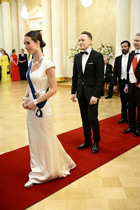 Pääministeri Sanna Marin pukeutui 15 vuotta vanhaan pukuun, jota on muokattu uusiokäyttöä varten. Puvun on suunnitellut Sari Hörkkö, ja asun stylistinä on toiminut Vesa Silver. Asiantuntijoiden mukaan asu oli minimalistisen glamourin taidonnäyte. 