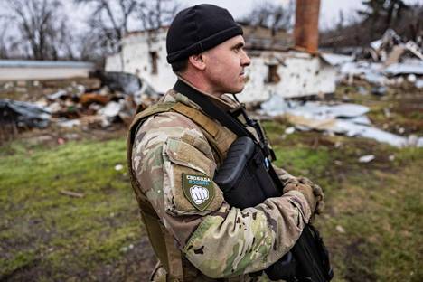 На плече Тихого - эмблема легиона “Свобода России”. Фото: Самир Аль-Думи / AFP