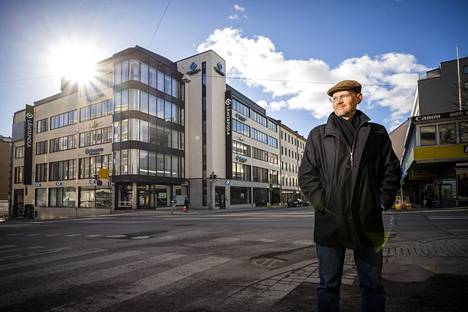 Turkulaisrikoksista kirjoittaneen Rauno Lahtisen takana on tontti, jossa tuhopoltossa tuhoutunut Mini-Hinta-tavaratalo sijaitsi.