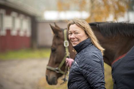 Osa potilaista saa merkittävää apua lääkekannabiksesta, sanoo lääkäri Esti Laaksonen. Hänet kuvattiin Mimmi-hevosensa kanssa Kaarinassa.