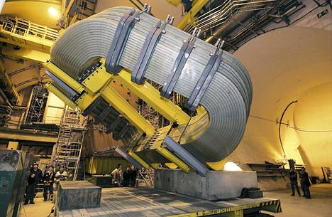 Kokeessa käytetty LHCb-ilmaisin on yksi jättimäisistä laitteista Euroopan hiukkasfysiikan tutkimuskeskuksen suurella kiihdyttimellä.