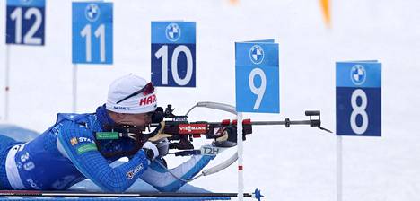 Suomen Olli Hiidensalo miesten sprintissä ampumahiihdon MM-kilpailuissa Pokljukassa 12. helmikuuta 2021.