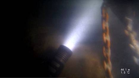 Kuvankaappaus sukellusvideosta, jossa näkyy Ilpo Härmäläisen ruumiin löytöpaikka. Kuvassa näkyy ketju, joka oli kiinni paketoidussa ruumiissa.