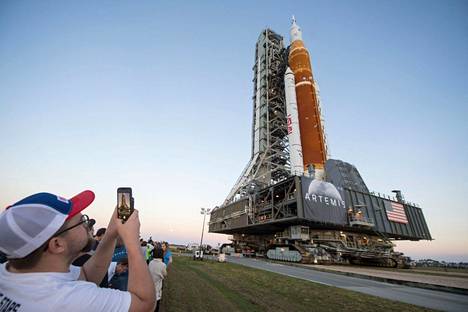 Yhdysvaltain avaruushallinnon SLS-kantoraketti on oikea jättiläinen. Se siirrettiin juuri lähtöalustalle Floridassa avaruuskeskuksessa.