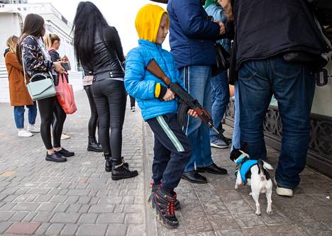 Pikkupoika tähtäsi leluaseellaan koiraa Odessan Lazheron-rannan kahvikioskin jonossa.