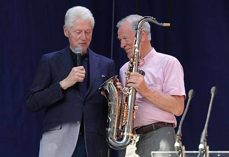Bill Clinton vieraili Anders Wiklöfin vieraana Maarianhaminassa torstaina. Wiklöf lahjoitti Clintonille saksofonin.