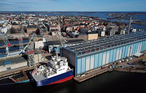Helsingin telakan nykyinen omistaja, venäläinen United Shipbuilding Corporation, on Yhdysvaltojen talouspakotteiden kohteena. Tämä on tehnyt telakan toiminnan rahoittamisesta hyvin vaikeaa.