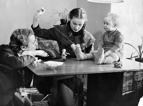 Alpo Vammelvuo, Seija Silfvenberg ja Petri-poika kotona vuonna 1956.