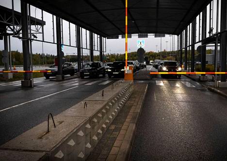 Torstai-illalla tulijoiden virta oli Kaakkois-Suomen raja-asemilla tasainen. Autot jonottivat Nuijamaan raja-asemalla torstaina ennen maahantulon rajoitusten voimaantuloa.