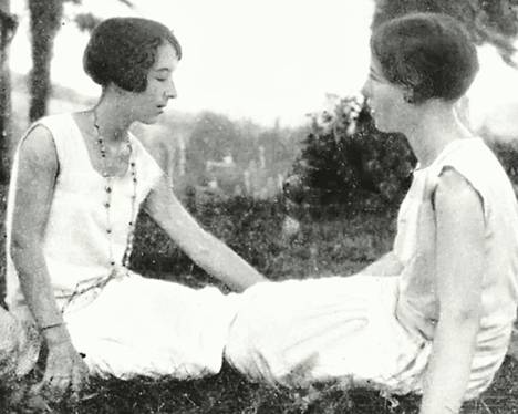 Erottamattomat-romaanin päähenkilöiden esikuvina ovat nuori Simone de Beauvoir (oik.) ja hänen nuorena kuollut ystävänsä Èlisabeth Lacoin.