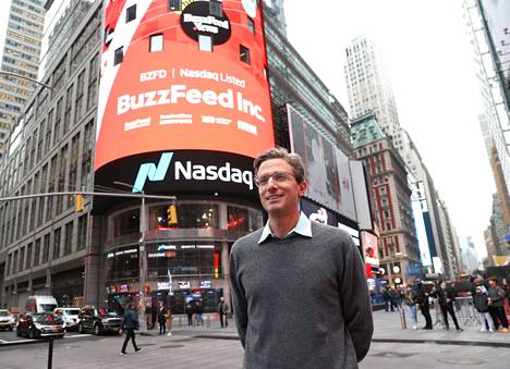 Buzzfeedin toimitusjohtaja Jonah Peretti kertoi, että uutistoiminnan lopettaminen on osa koko yhtiön laajuista työvoiman vähentämistä. Kuva on New Yorkin Times Squarelta vuodelta 2021, kun Buzzfeed listautui Nasdaq-pörssiin.